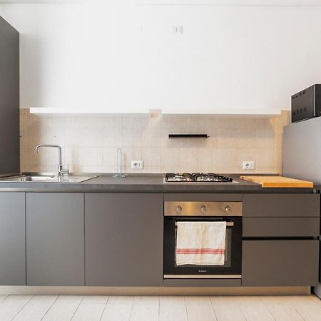Roomy Apartment Close To Subway M5! Milánó Kültér fotó